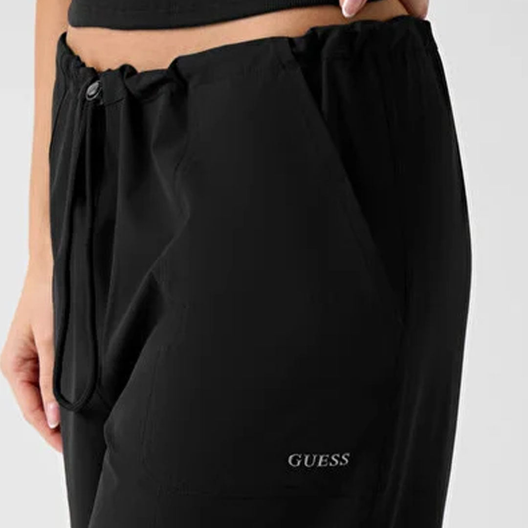 Trenerka të poshtme GUESS NAT CARGO PANTS