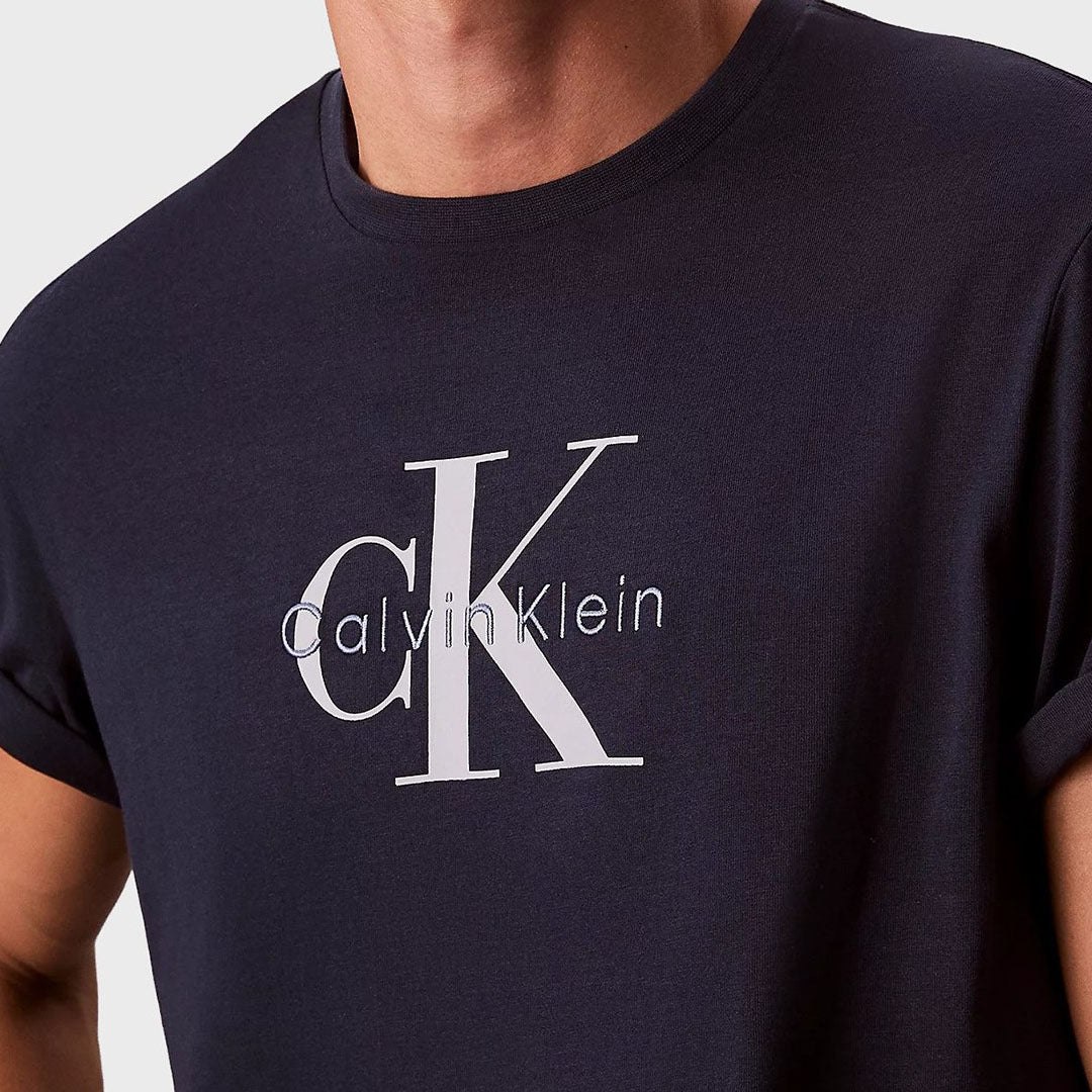Maicë Calvin Klein SS Hero Monologo Tee 20s