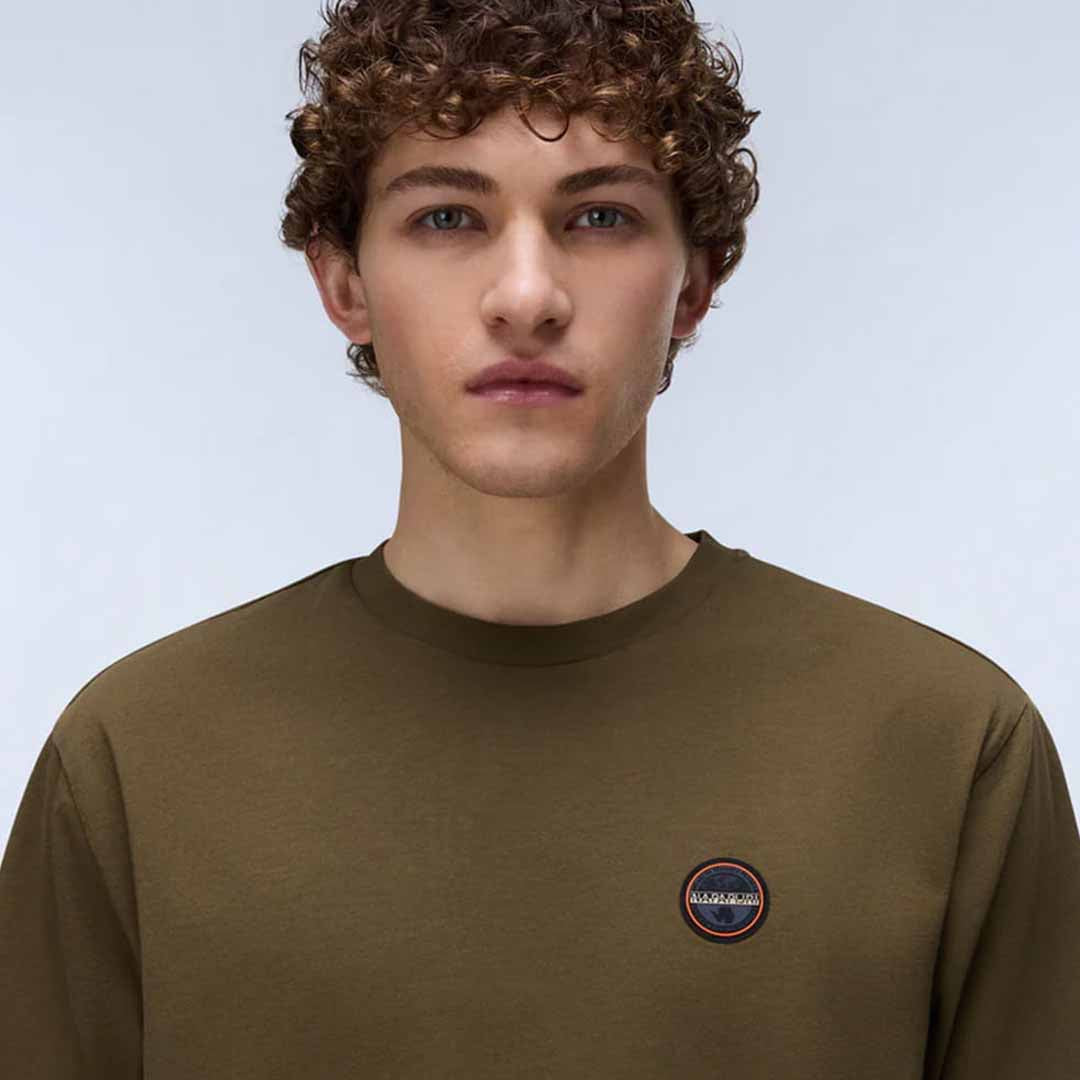 Maicë Napapijri S-BADGE SS 1 DARK OLIVE G3A