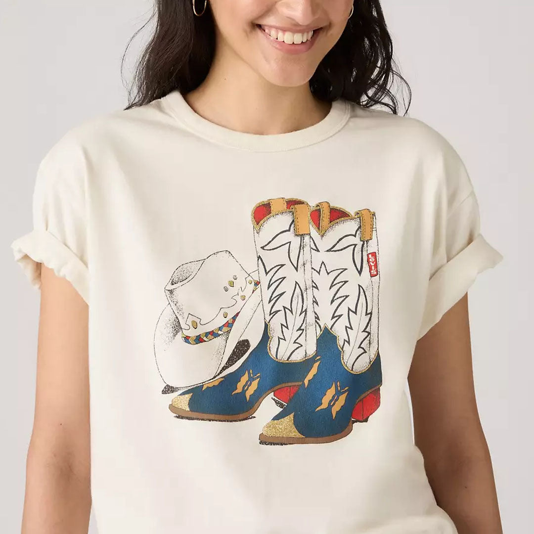 Maicë LEVIS GR TABOR TEE COWBOY BOOT AND HAT EGRET