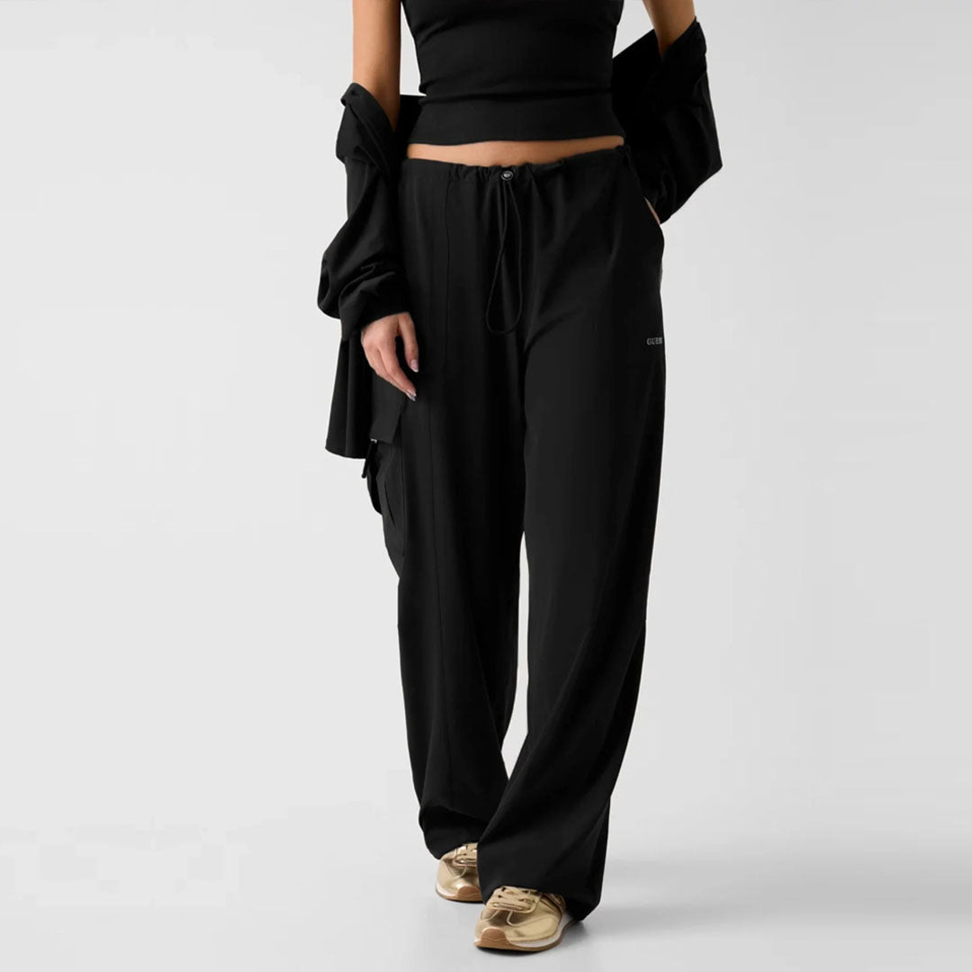 Trenerka të poshtme GUESS NAT CARGO PANTS