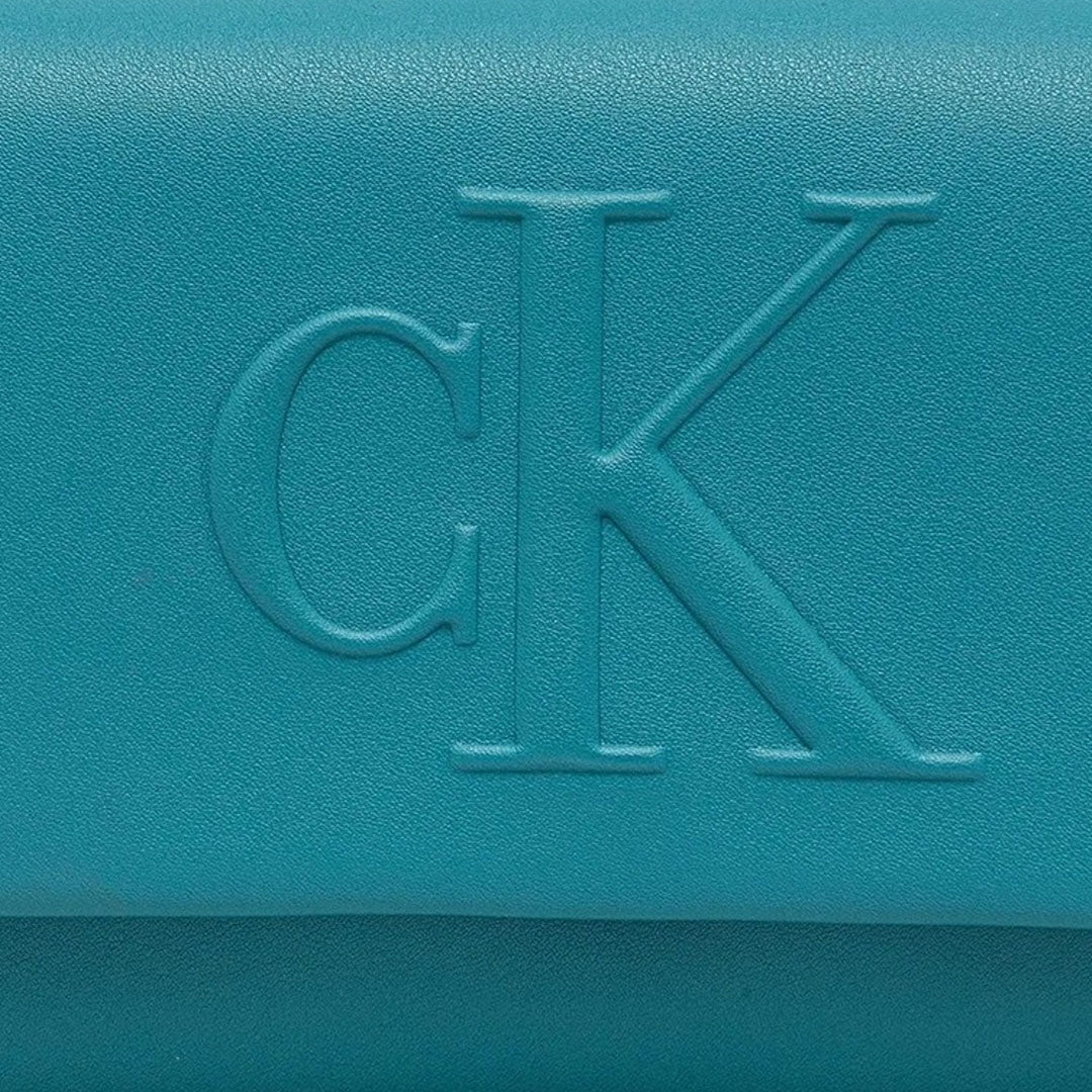 Qantë CALVIN KLEIN SCULPTED FLAP SHOULDER POU