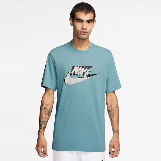 Maicë NIKE M NSW TEE 12MO FUTURA SP25